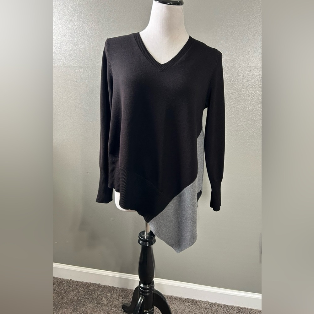 89th & Madison women’s size M long sleeve, V-neck slam front sweater